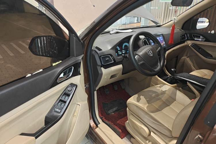 Used Baojun 730 2014 1.5L manual Comfort version 7 seats Driver Seat
