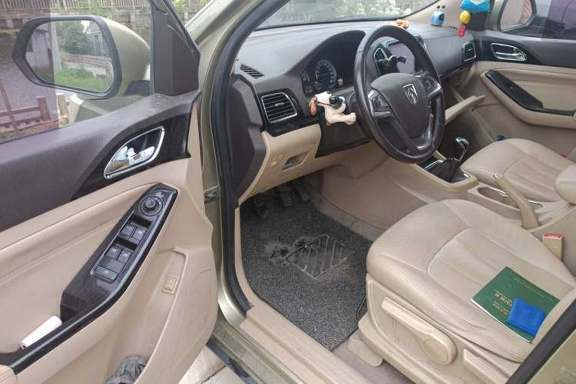 Used Baojun 730 2014 1.5L manual luxury trim 7 seats Driver Seat