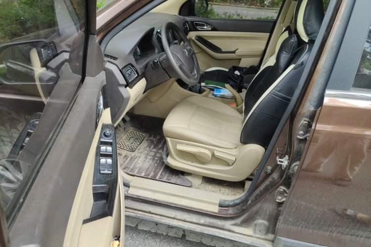 Used Baojun 730 2014 1.5L manual Comfort ESP version 7 seats Driver Seat
