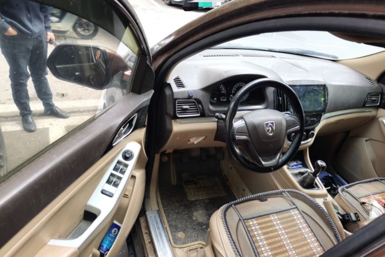 Used Baojun 730 2014 1.5L manual standard version 5 seats Driver Seat