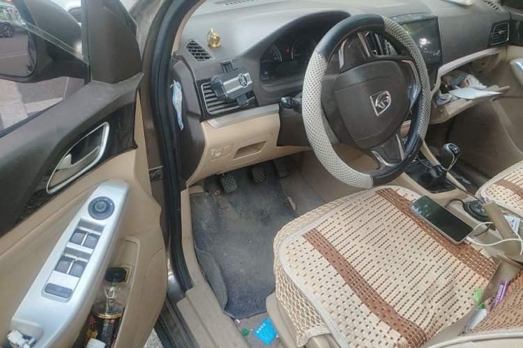 Used Baojun 730 2014 1.5L manual standard trim 7 seats Driver Seat