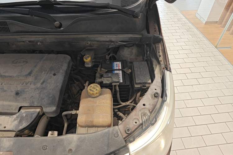 Used Baojun 730 2014 1.5L manual Comfort version 7 seats Engine Bay Left