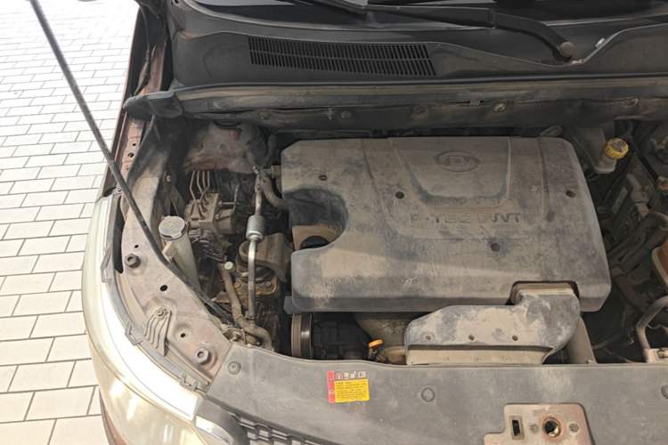 Used Baojun 730 2014 1.5L manual Comfort version 7 seats Engine Bay Right