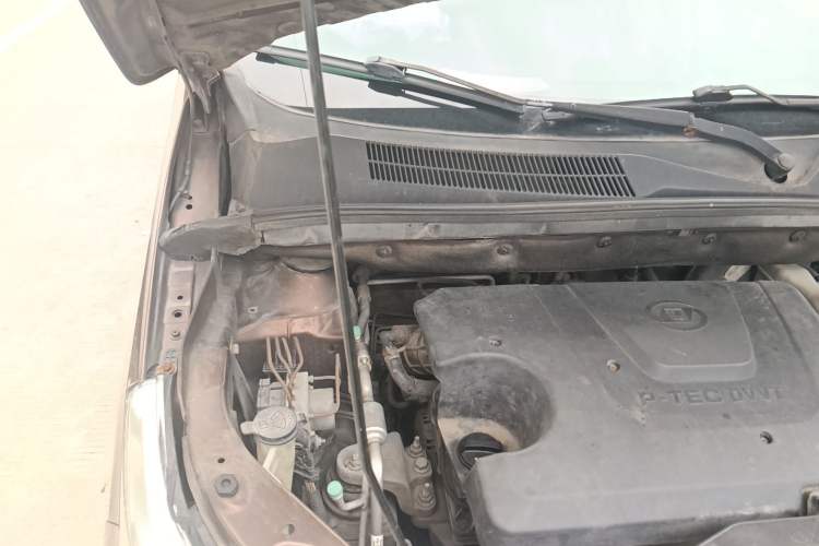 Used Baojun 730 2014 1.5L manual Comfort version 7 seats Engine Bay Right