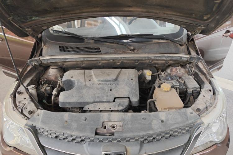 Used Baojun 730 2014 1.5L manual standard version 5 seats Engine Bay