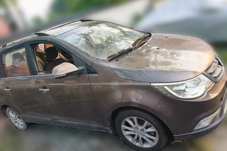 Used Baojun 730 2014 1.5L manual Comfort version 7 seats Front Right 45 Deg