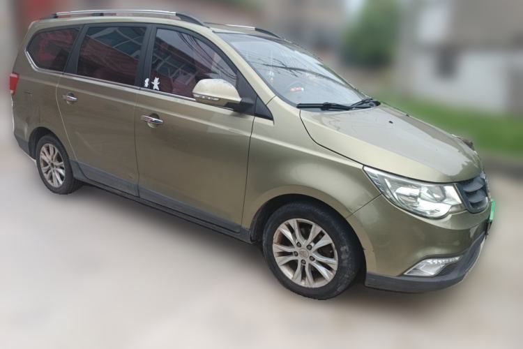 Used Baojun 730 2014 1.5L manual luxury trim 7 seats Front Right 45 Deg