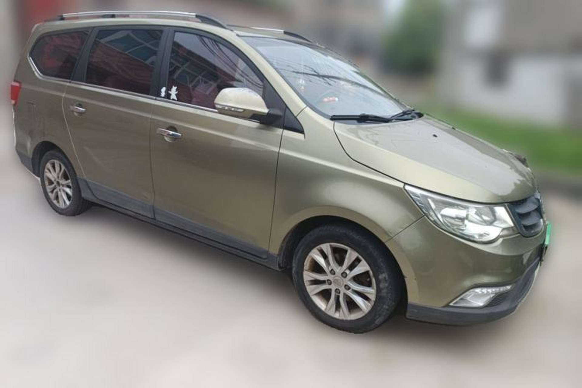 Used Baojun 730 2014 1.5L manual luxury trim 7 seats Front Right 45 Deg