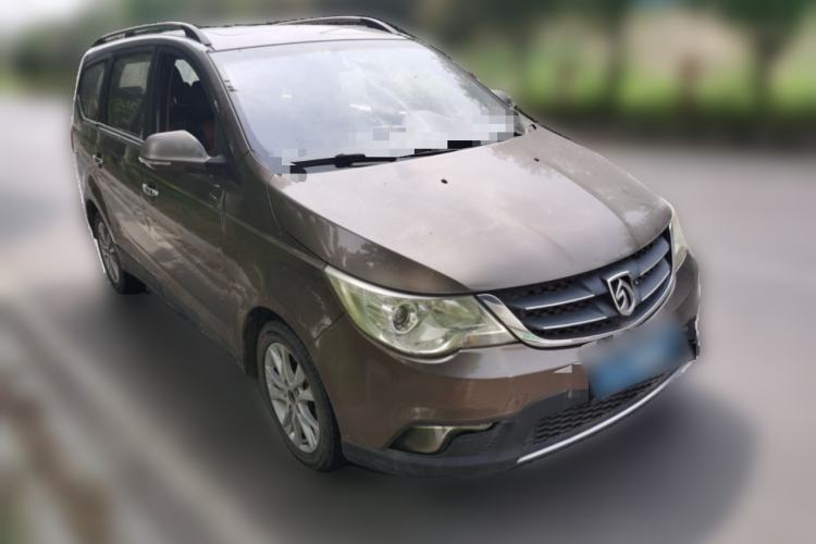 Used Baojun 730 2014 1.5L manual luxury trim 7 seats Front Right 45 Deg