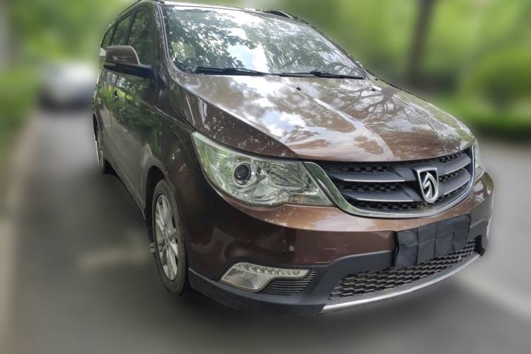 Used Baojun 730 2014 1.5L manual Comfort ESP version 7 seats Front Right 45 Deg