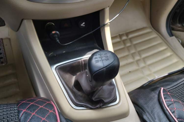 Used Baojun 730 2014 1.5L manual standard trim 7 seats Gear Lever