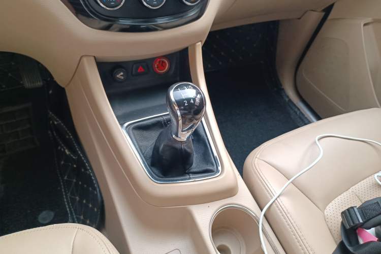 Used Baojun 730 2014 1.5L manual Comfort version 7 seats Gear Lever