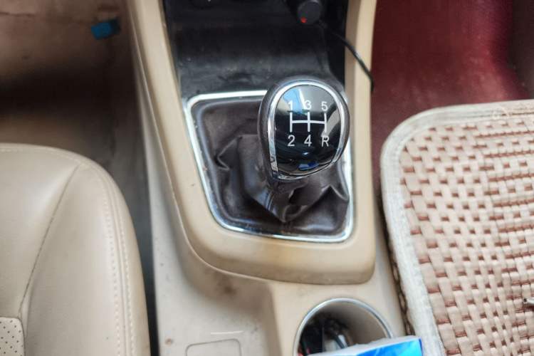 Used Baojun 730 2014 1.5L manual Comfort version 7 seats Gear Lever