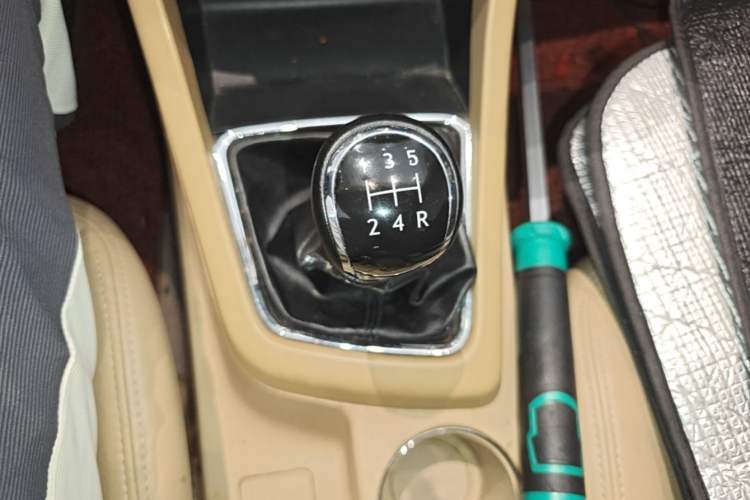 Used Baojun 730 2014 1.5L manual Comfort version 7 seats Gear Lever