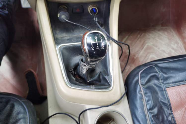 Used Baojun 730 2014 1.5L manual luxury trim 7 seats Gear Lever