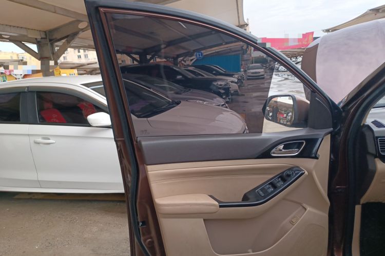 Used Baojun 730 2014 1.5L manual Comfort version 7 seats Left Front Door Interior