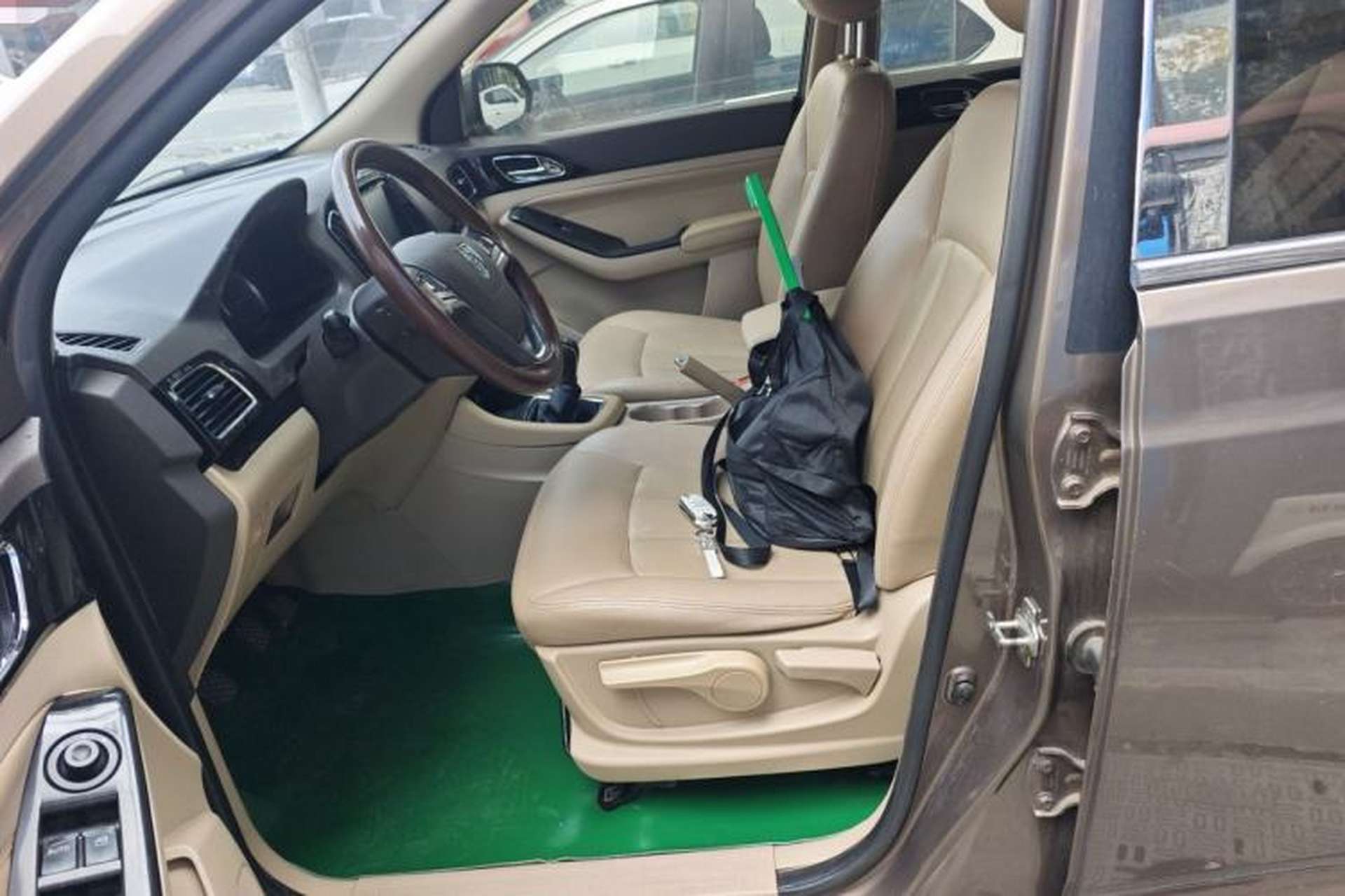 Used Baojun 730 2014 1.5L Manual Luxury Navigation ESP Version 7 Seats Left Front Seat