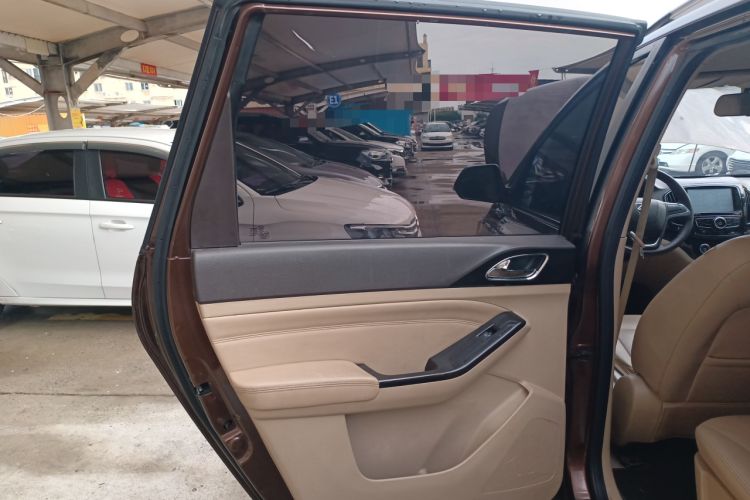 Used Baojun 730 2014 1.5L manual Comfort version 7 seats Left Rear Door Interior