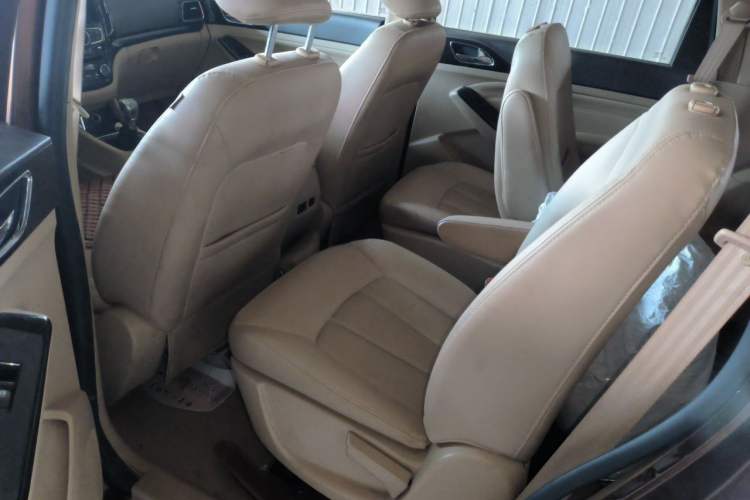 Used Baojun 730 2014 1.5L manual luxury trim 7 seats Left Rear Seat