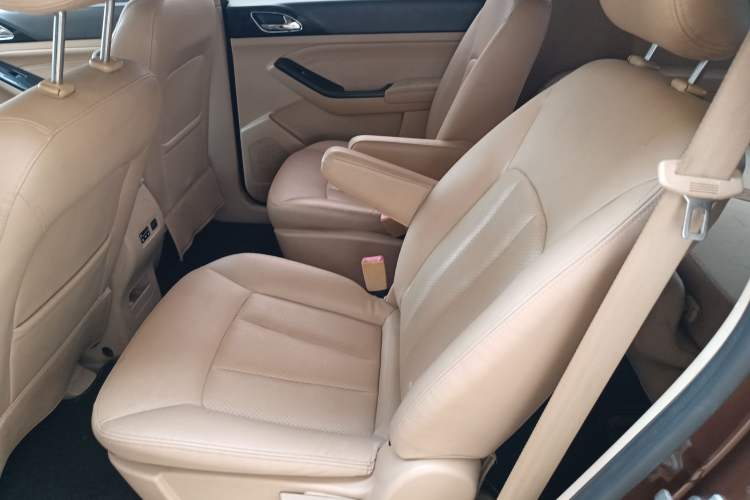 Used Baojun 730 2014 1.5L manual Comfort version 7 seats Left Rear Seat