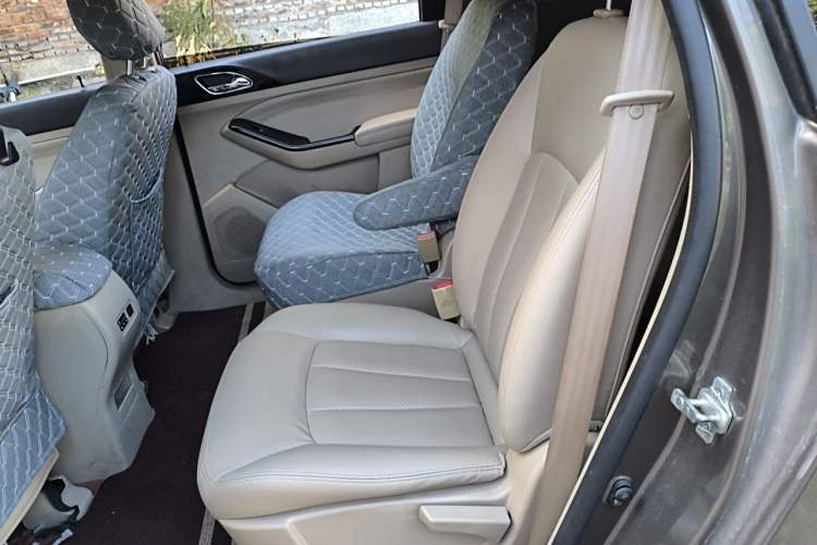 Used Baojun 730 2014 1.8L manual Comfort trim 7-seater Left Rear Seat