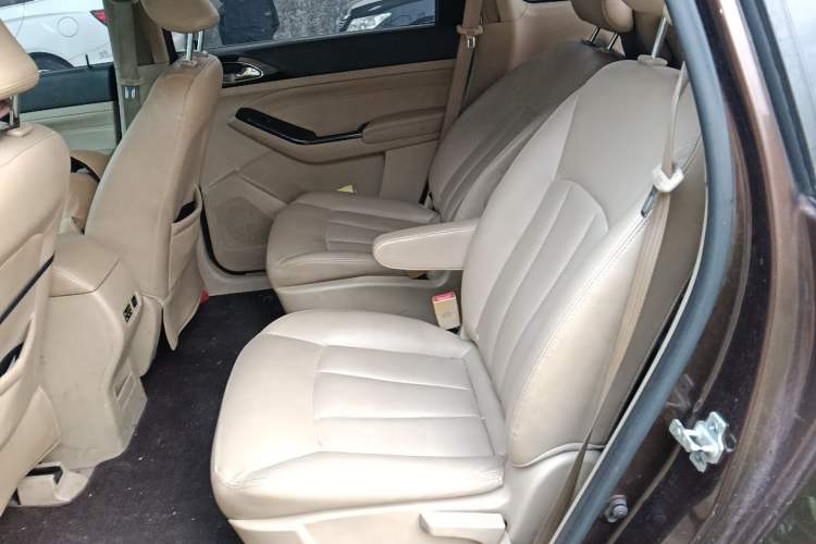 Used Baojun 730 2014 1.5L manual Comfort version 7 seats Left Rear Seat