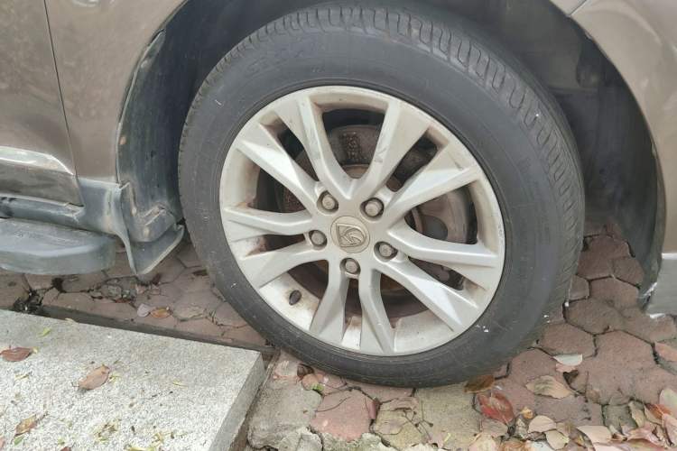 Used Baojun 730 2014 1.5L manual standard trim 7 seats Right Front Wheel Hub