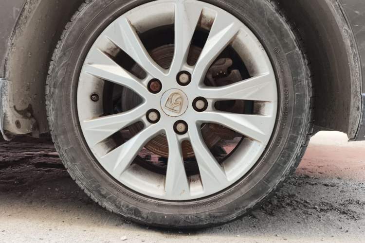 Used Baojun 730 2014 1.5L manual Comfort version 7 seats Right Front Wheel Hub