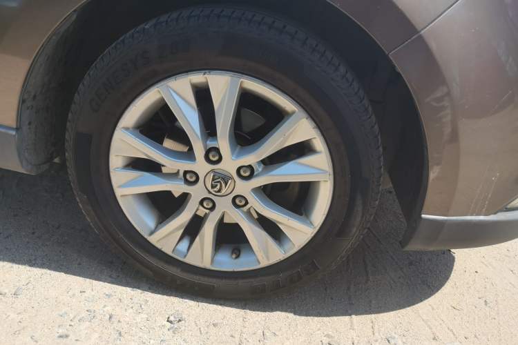 Used Baojun 730 2014 1.5L manual standard trim 7 seats Right Front Wheel Hub