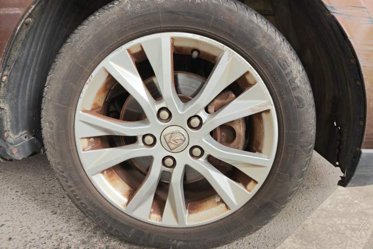 Used Baojun 730 2014 1.5L manual standard version 5 seats Right Front Wheel Hub