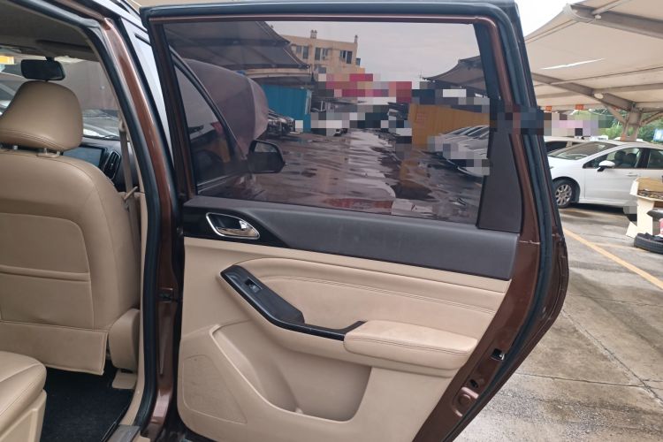 Used Baojun 730 2014 1.5L manual Comfort version 7 seats Right Rear Door Interior