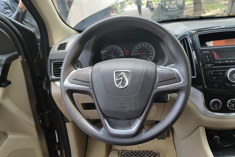 Used Baojun 730 2014 1.5L manual standard trim 7 seats Steering Wheel