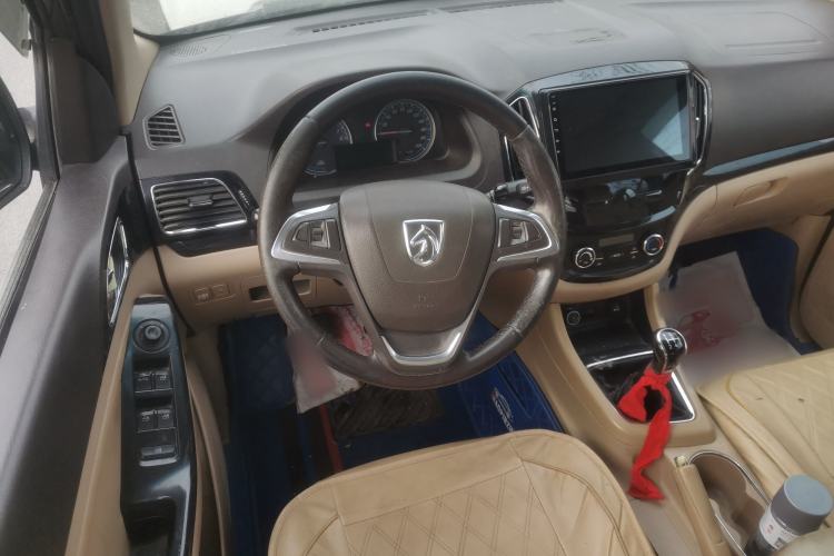 Used Baojun 730 2014 1.5L manual luxury trim 7 seats Steering Wheel