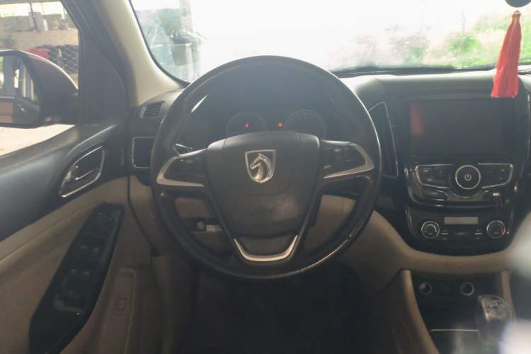 Used Baojun 730 2014 1.5L manual luxury trim 7 seats Steering Wheel