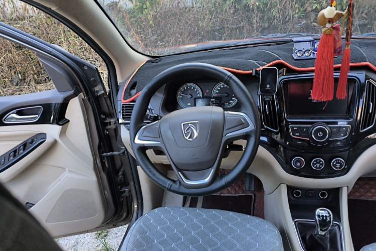 Used Baojun 730 2014 1.8L manual Comfort trim 7-seater Steering Wheel