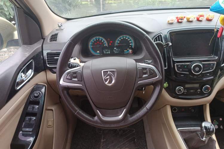 Used Baojun 730 2014 1.5L manual luxury trim 7 seats Steering Wheel