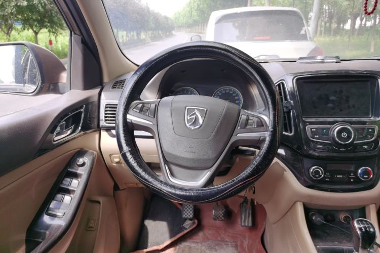 Used Baojun 730 2014 1.5L manual luxury trim 7 seats Steering Wheel