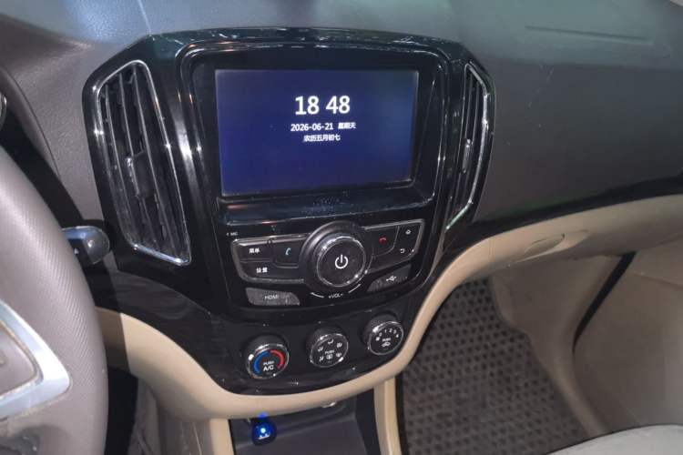 Used Baojun 730 2014 1.5L manual Comfort version 7 seats Audio And AC Panel