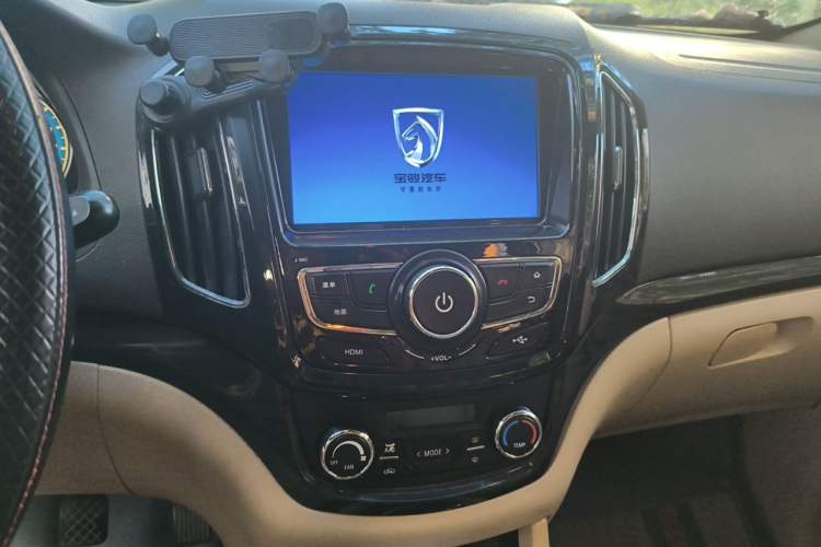 Used Baojun 730 2014 1.5L Manual Luxury Navigation ESP Version 7 Seats Audio And AC Panel
