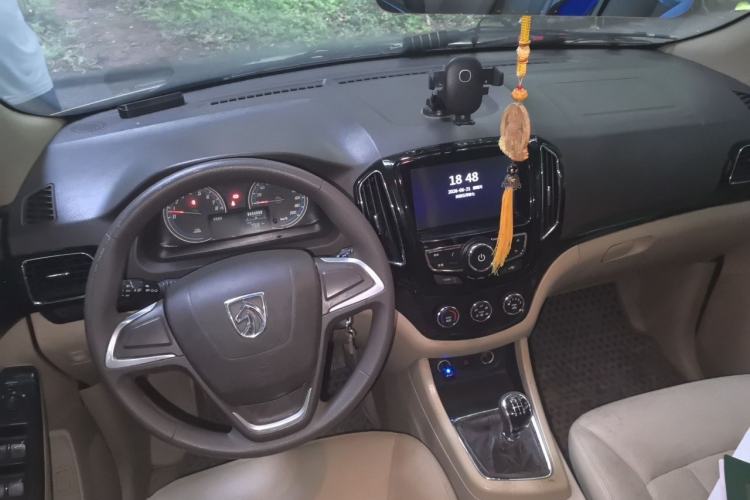Used Baojun 730 2014 1.5L manual Comfort version 7 seats Center Console
