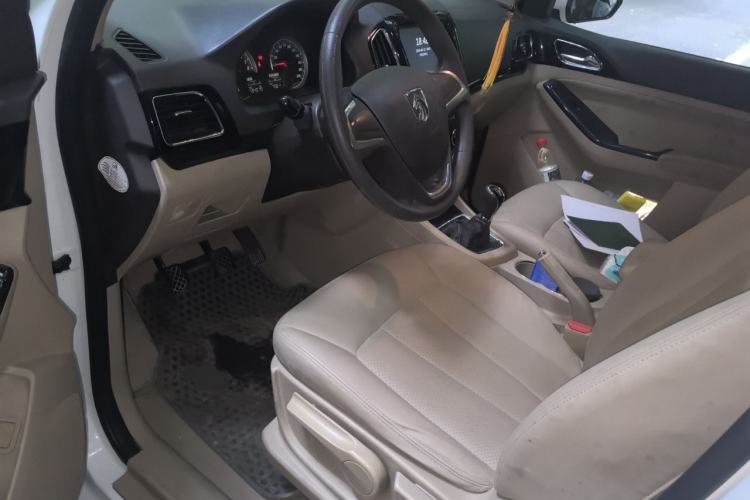 Used Baojun 730 2014 1.5L manual Comfort version 7 seats Driver Seat