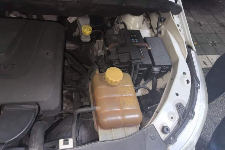 Used Baojun 730 2014 1.5L manual Comfort version 7 seats Engine Bay Left