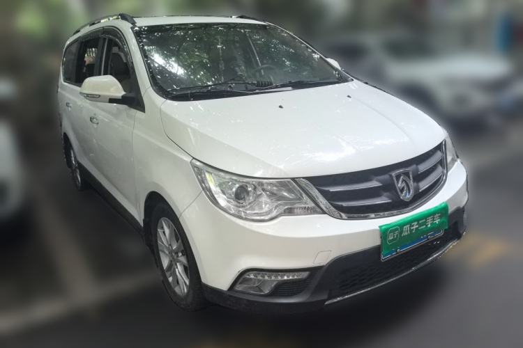 Used Baojun 730 2014 1.5L manual Comfort version 7 seats Front Right 45 Deg