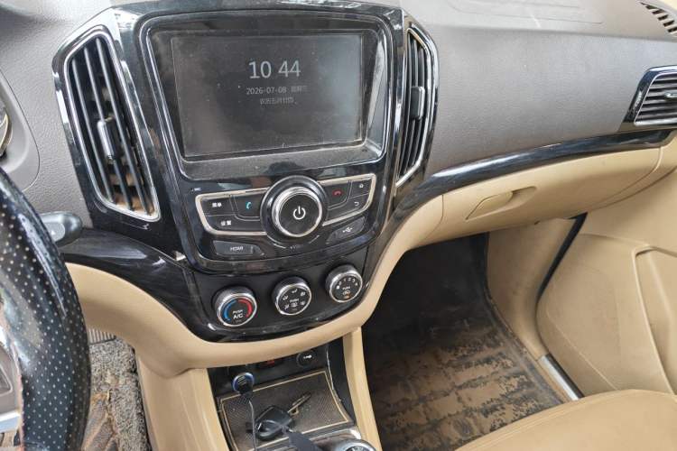 Used Baojun 730 2014 1.5L manual Comfort version 7 seats Audio And AC Panel