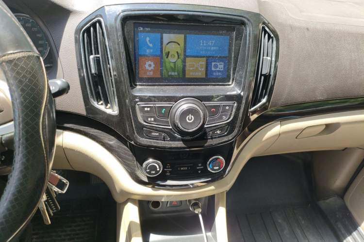 Used Baojun 730 2014 1.5L manual Comfort version 7 seats Audio And AC Panel