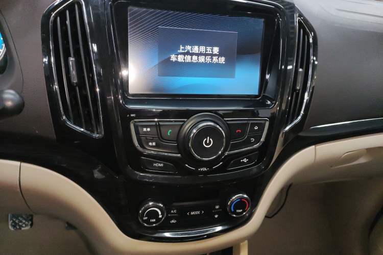 Used Baojun 730 2014 1.5L Manual Luxury Navigation ESP Version 7 Seats Audio And AC Panel