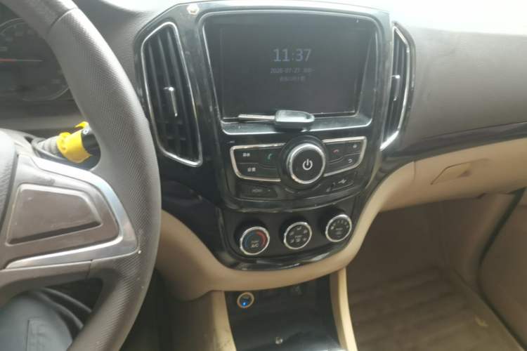 Used Baojun 730 2014 1.5L manual Comfort version 7 seats Audio And AC Panel