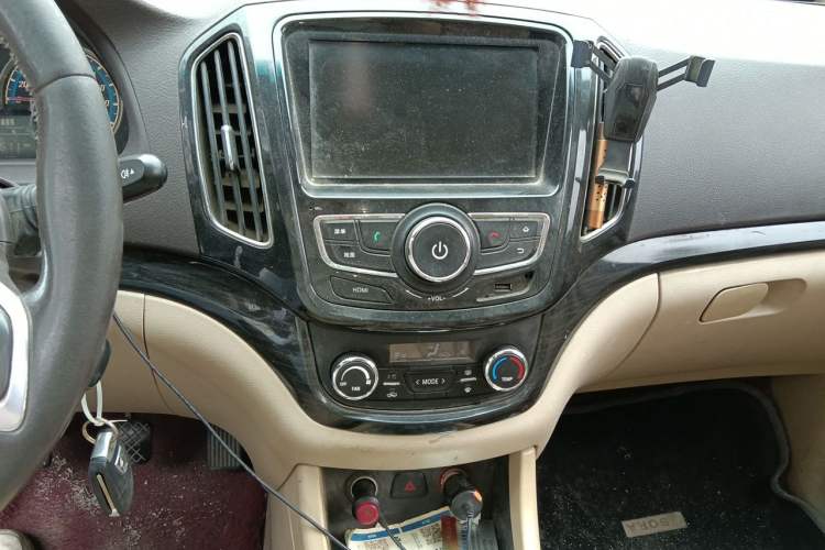 Used Baojun 730 2014 1.5L manual luxury trim 7 seats Audio And AC Panel