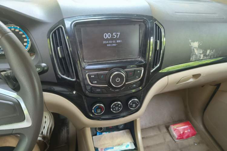 Used Baojun 730 2014 1.5L manual Comfort ESP version 7 seats Audio And AC Panel