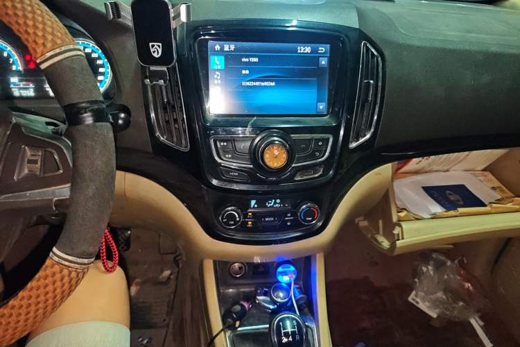 Used Baojun 730 2014 1.5L Manual Luxury Navigation ESP Version 7 Seats Audio And AC Panel